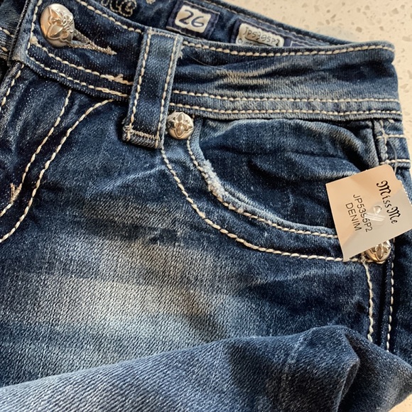 Miss Me Cuffed Capri Medium Wash NWT Size 26 - Picture 9 of 12